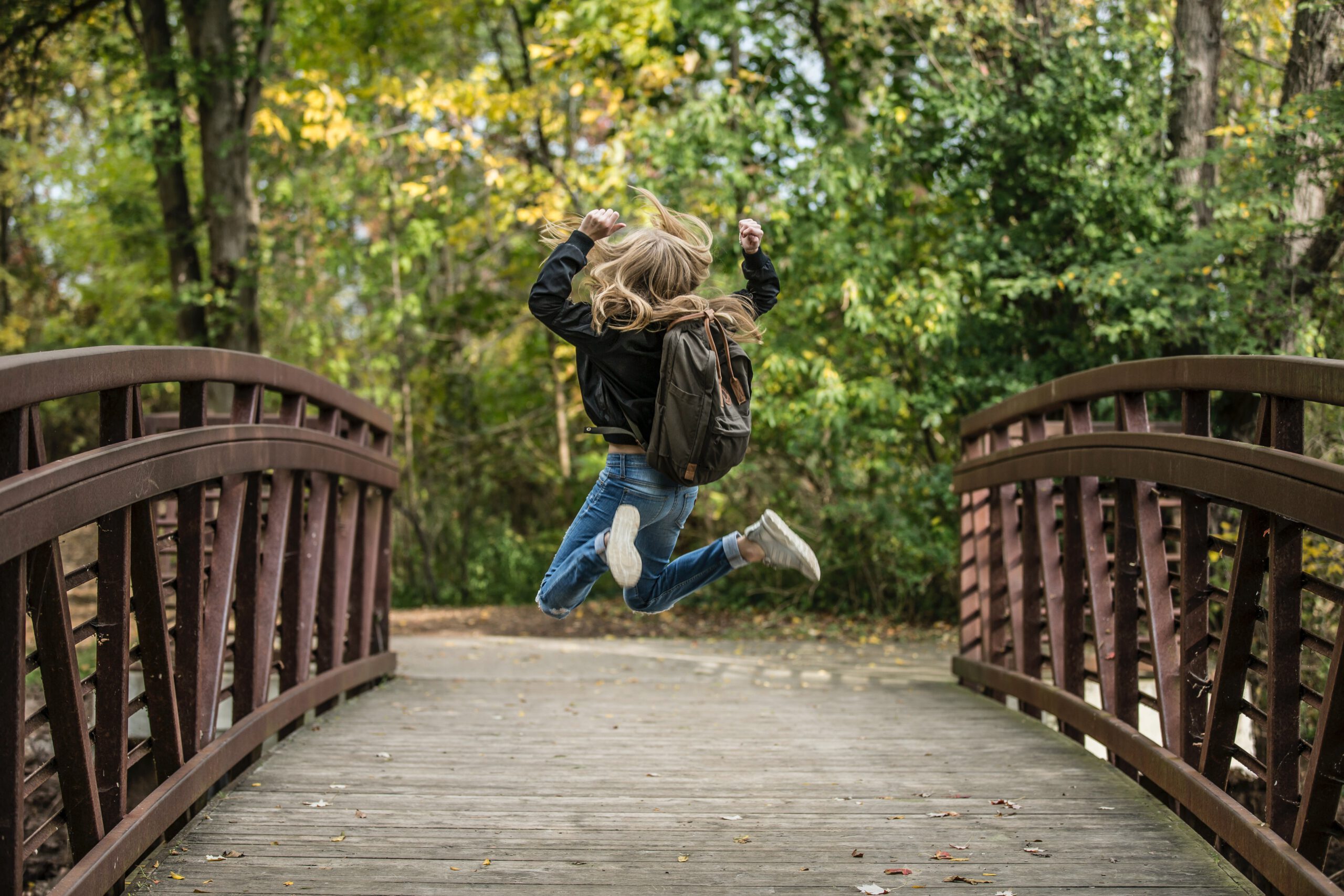 Meisje op een brug in de natuur