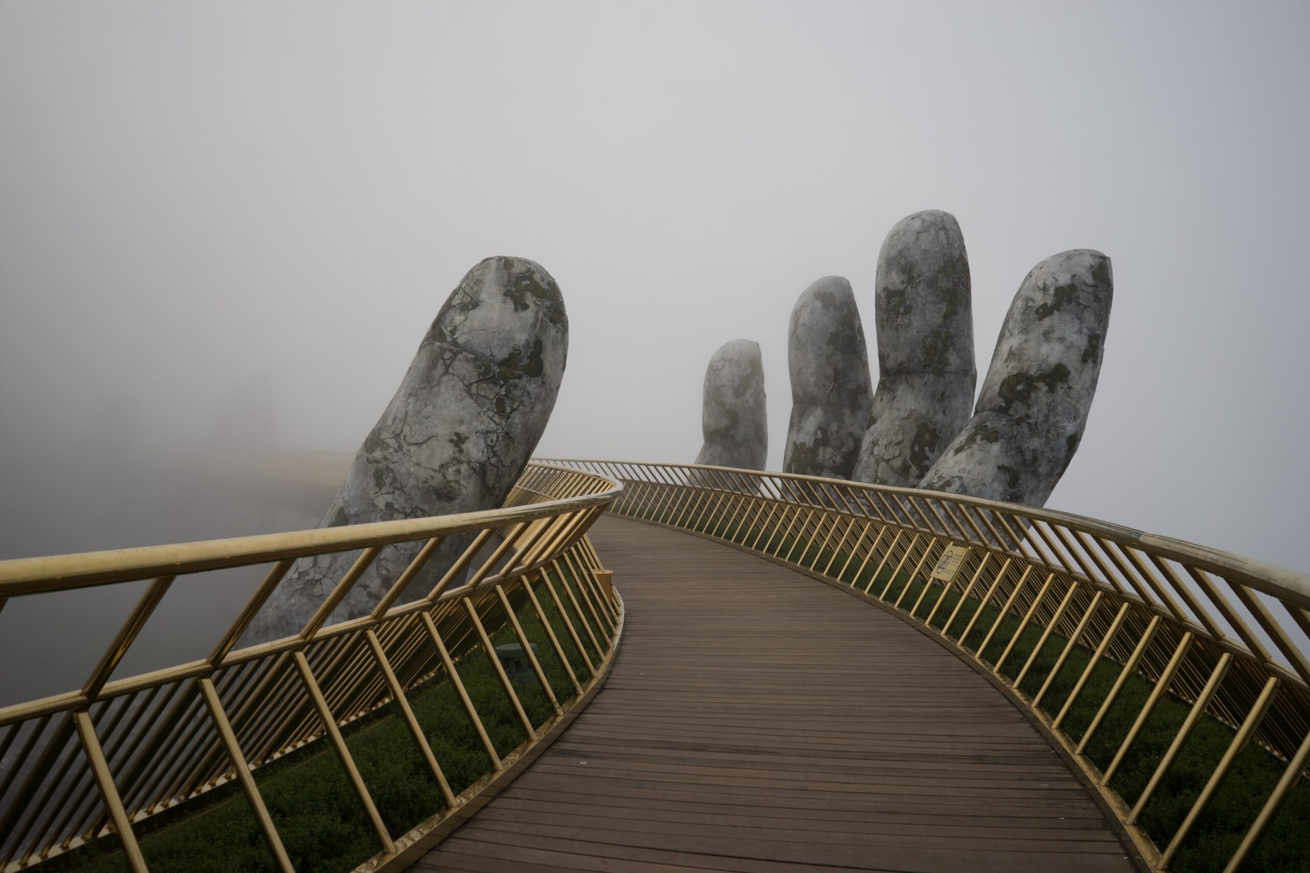 Hand die iemand begeleidt over een brug